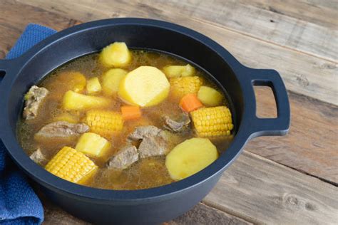  Sancocho de Gallina: Bir Ekşi ve Baharatlı Güney Amerika Çorbası!